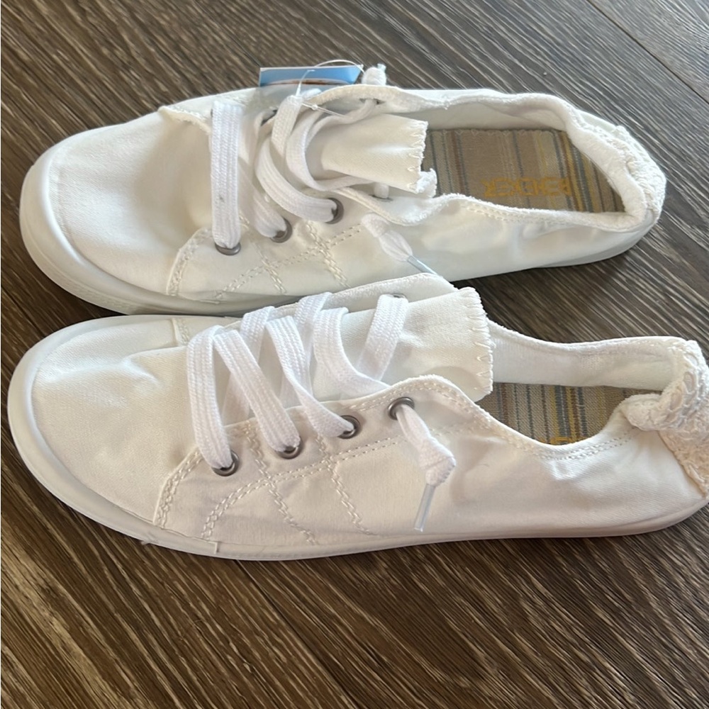 White sneakers size 9